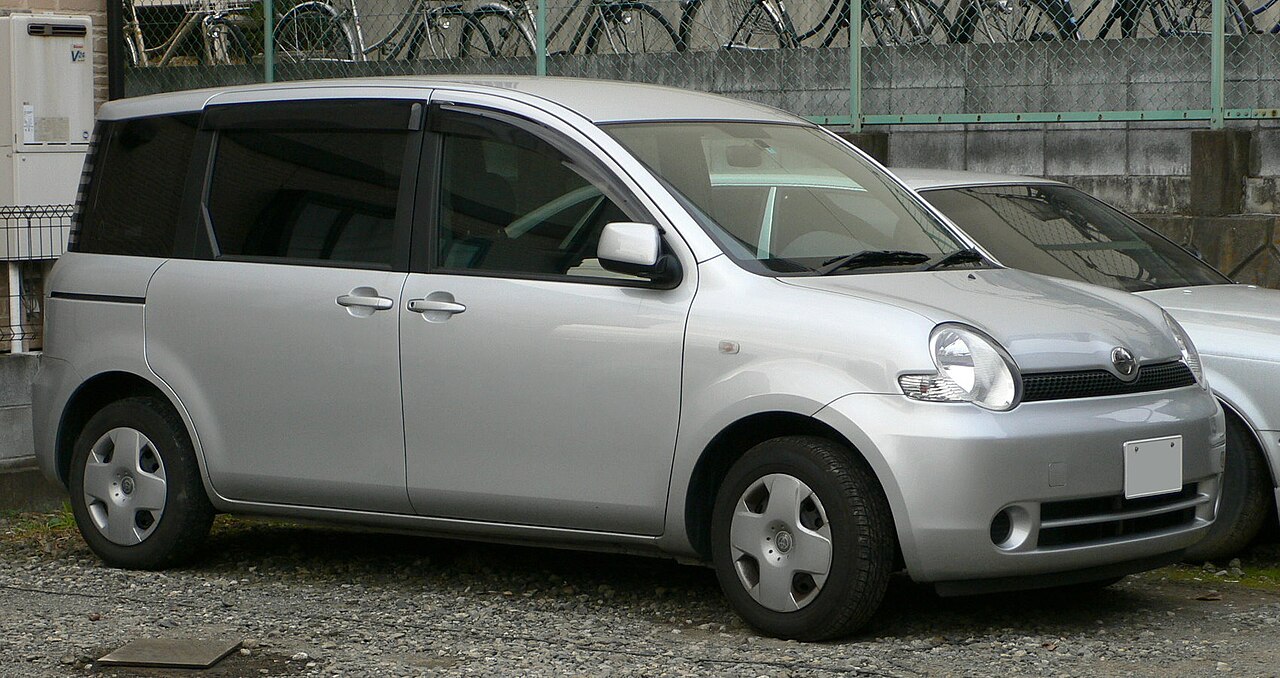 Toyota Sienta — 1st gen XP80 (2003-2015)